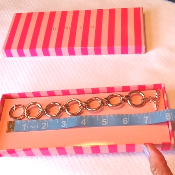 REDUCED!Victoria's Secret NWT Ladies Bracelet Crystal Angel Wing Toggle Closure - Picture 5 of 9